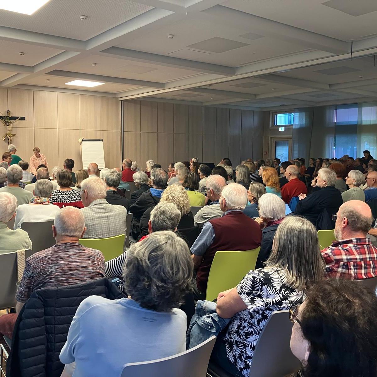 Pfarrsaal St. Ludwig in Ansbach gefüllt mit fast 200 Menschen bei der Veranstaltung Aussteiger am 7.9.2026