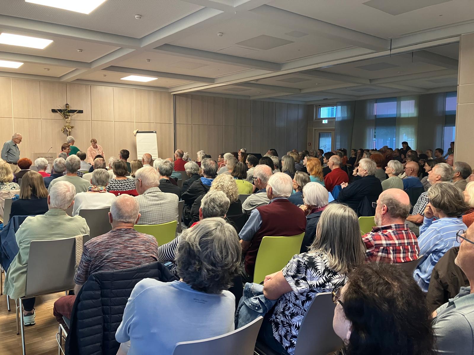 Pfarrsaal St. Ludwig in Ansbach gefüllt mit fast 200 Menschen bei der Veranstaltung Aussteiger am 7.9.2026