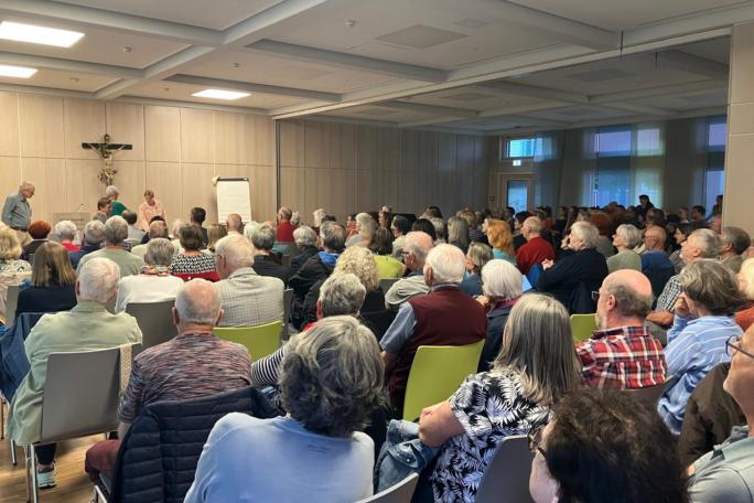 Pfarrsaal St. Ludwig in Ansbach gefüllt mit fast 200 Menschen bei der Veranstaltung Aussteiger am 7.9.2026
