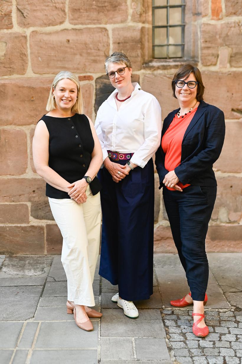Das Bild zeigt die Bildungsreferentinnen Dr. Claudia Alraum, Simone Dorn-Ettl und Dr. Janina Dillig