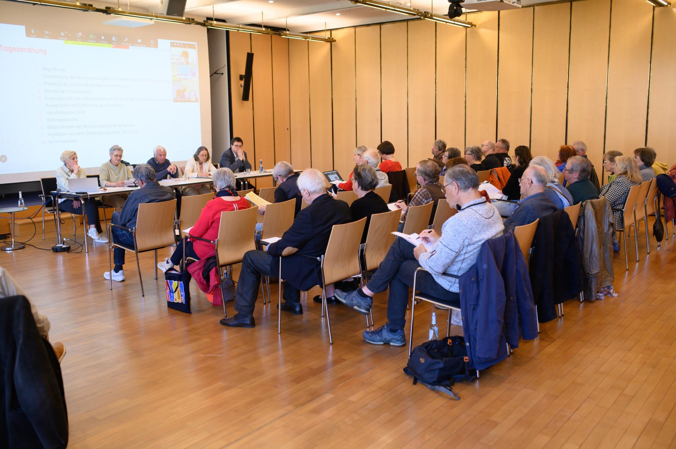 MV Plenum und Vorstand Das Foto zeigt die Mitgliederversammlung der KEB MittenInFranken