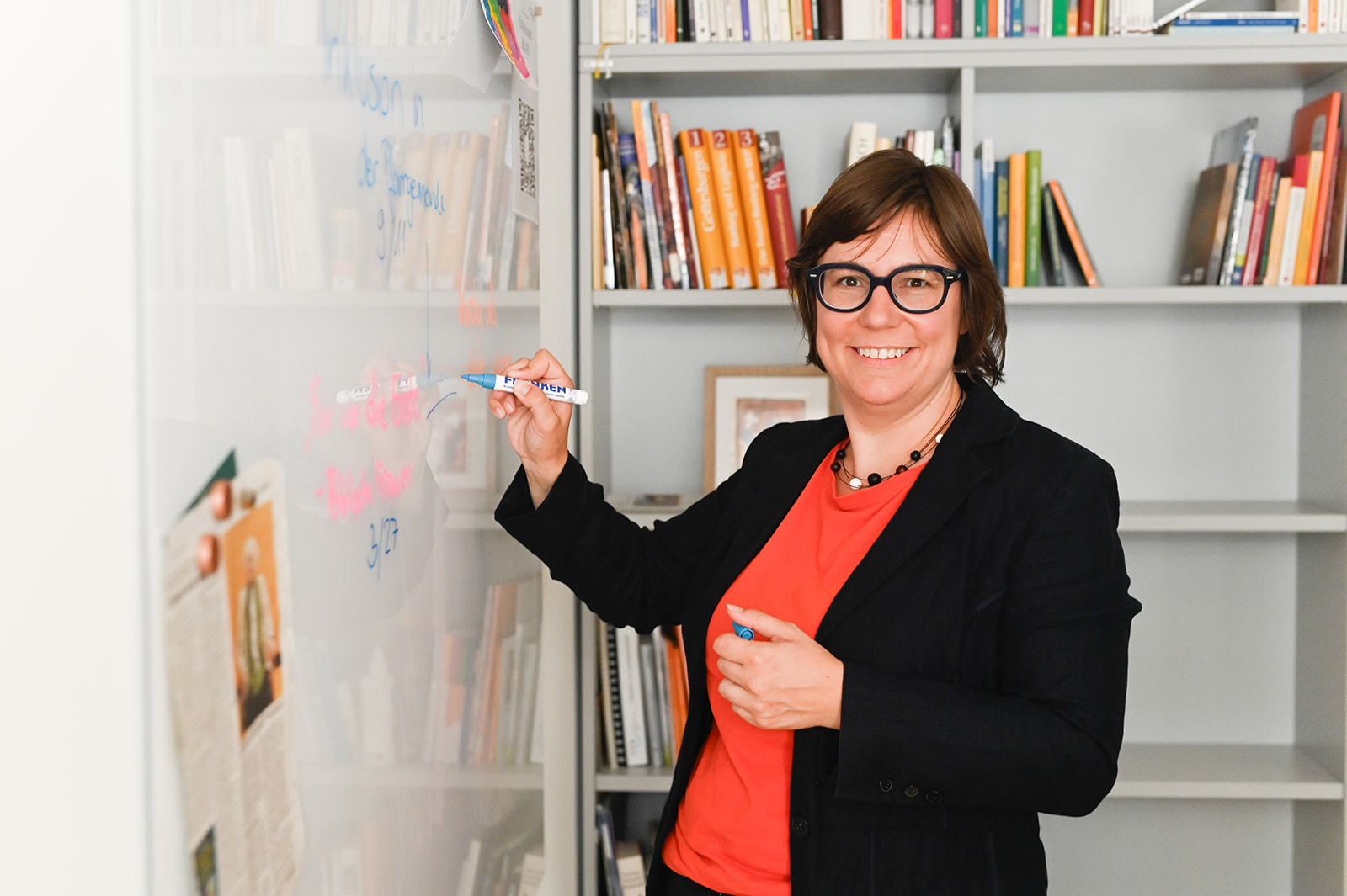 Das Foto zeigt Bildungsreferentin Janina Dillig an einem Whiteboard.