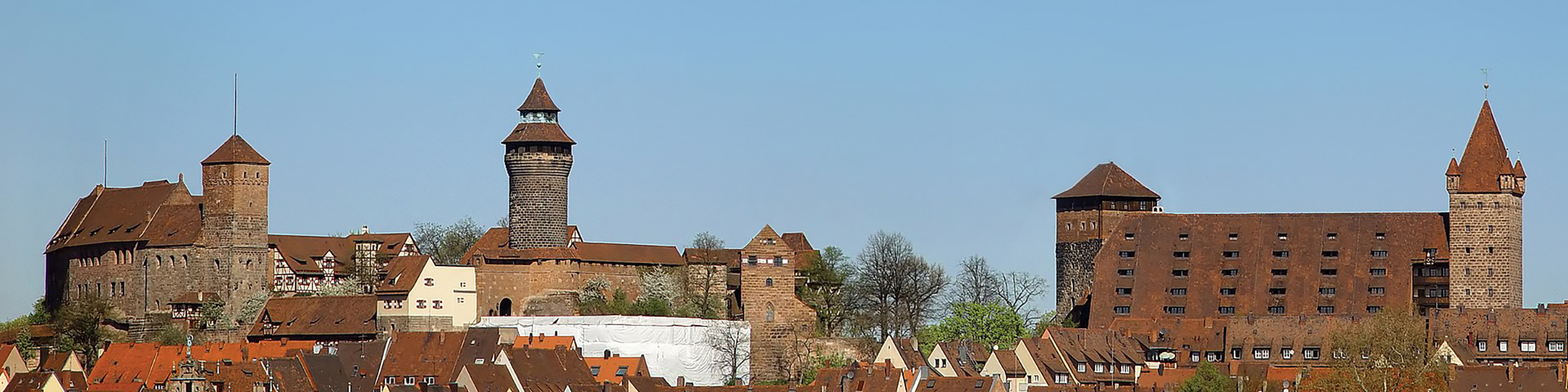 Ein Panoramafoto der Nürnberger Burg.